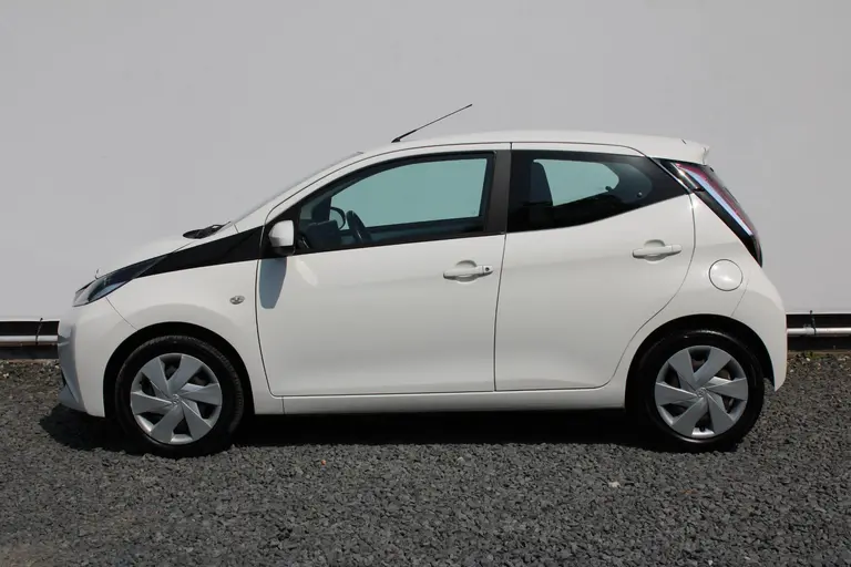Toyota Aygo 1.0 VVT-i x-play Achteruitrijcamera, Airco, Bluetooth, Elektrische Ramen afbeelding 11