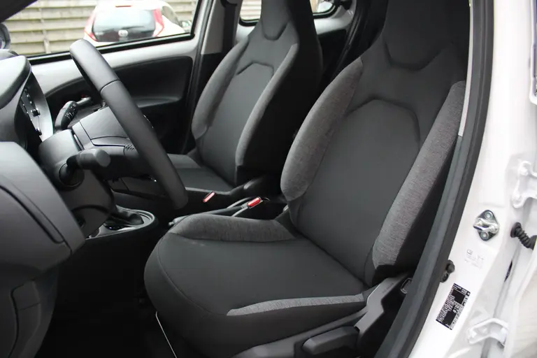 Toyota Aygo X 1.0 VVT-i S-CVT Play Achteruitrijcamera, DAB+ Radio, Airco, Bluetooth, Cruise Control Adaptief € 399,- private lease afbeelding 6