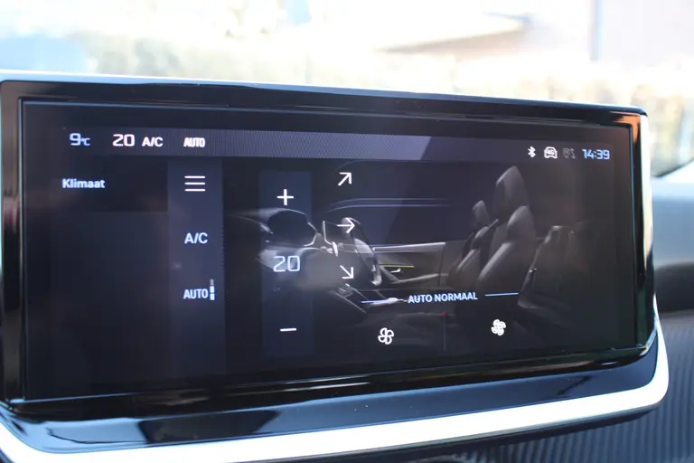 Peugeot 2008 1.2 PureTech 100PK Allure Navigatie, Camera Achter, Draadloze telefoonlader, Parkeerhulp voor en achter afbeelding 36