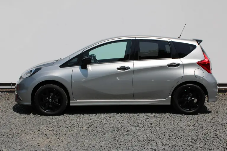 Nissan Note 1.2 Black Edition, All-Seasons, Hoge instap, Navigatie en Cruise Control! afbeelding 2