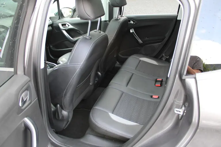Peugeot 2008 1.2 VTi Allure Pack Premium Plus, Automaat, Navigatie, Parkeersensoren voor en achter afbeelding 9