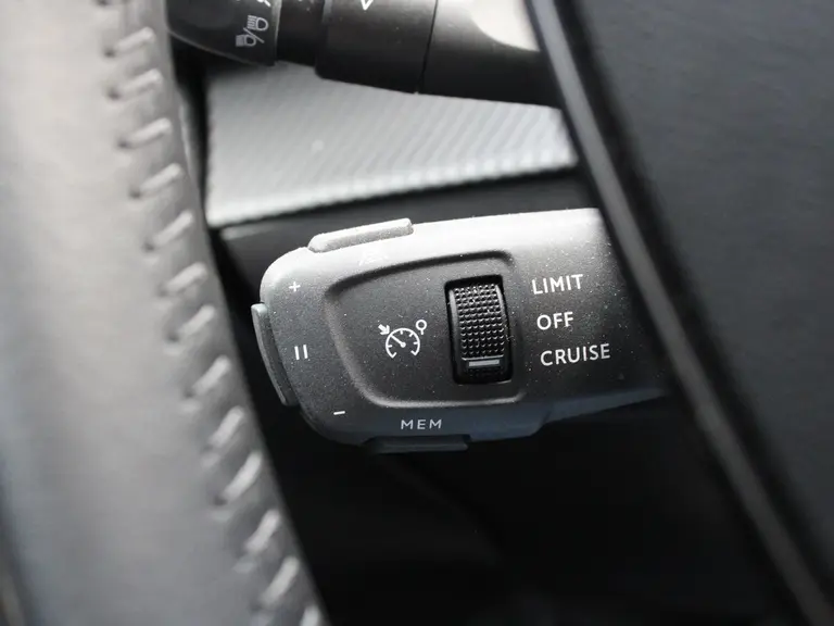 Peugeot 208 Allure 1.2 PureTech 100PK Navigatie, Rondomzichtcamera, Keyless, Parkeersensoren, Apple Carplay, Android Auto afbeelding 21