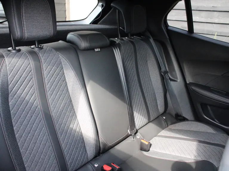 Peugeot 2008 Allure 1.2 PureTech 130PK EAT8 Automaat Navigatie, Camera Voor & Achter, Adaptieve Cruise Control, Dodehoek, Parkeersensoren afbeelding 13
