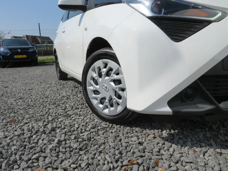Toyota Aygo 1.0 VVT-i x-play, Camera, 1e Eig. en Dealer Onderhouden, Apple Carplay/ Android Auto afbeelding 5