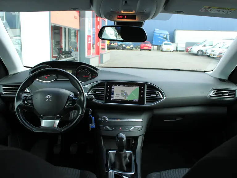 Peugeot 308 1.2 PureTech Active Trekhaak, Climat control, Cruise control, Allseasonbanden, Lichtmetalen velgen afbeelding 6