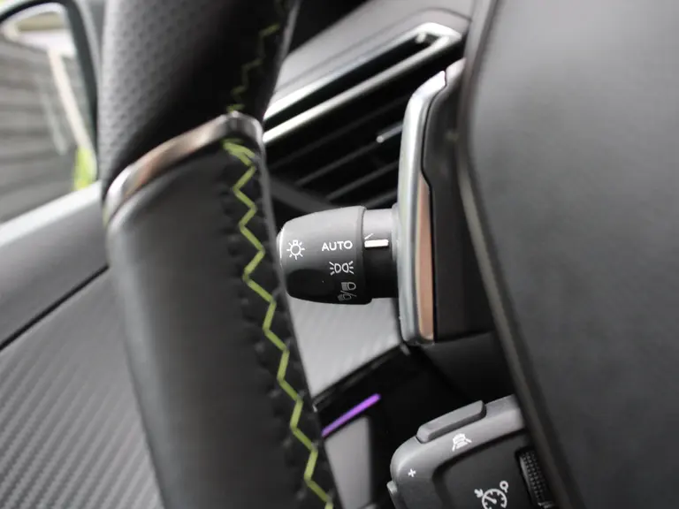 Peugeot 208 GT 1.2 Hybrid 100PK e-DCS6 Automaat Navigatie, Camera Voor & Achter, Panoramadak, Keyless, Apple Carplay, Android Auto afbeelding 22