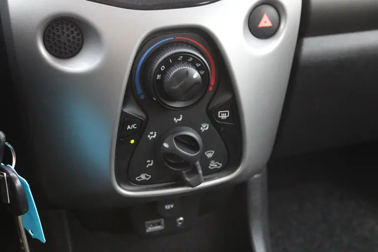 Toyota Aygo 1.0 VVT-i x-play Achteruitrijcamera, Airco, Bluetooth, Elektrische Ramen afbeelding 19