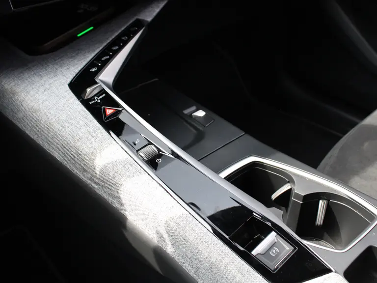 Peugeot 3008 GT 1.2 Hybrid 136PK e-DCS6 Automaat Navigatie, Rondomzichtcamera, Stoel & Stuurverwarming, Elektrische Achterklep, Alcantara afbeelding 38