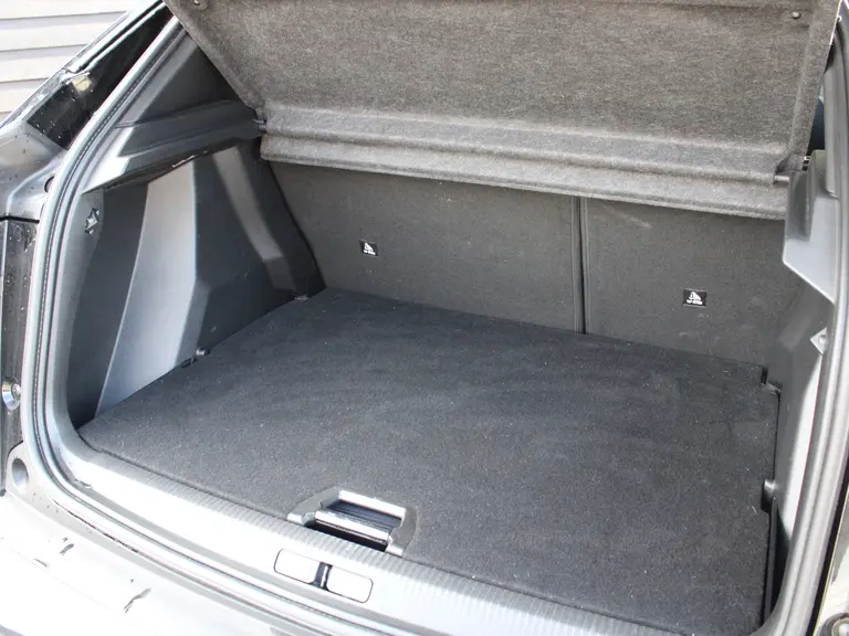 Peugeot e-2008 EV GT 50 kWh Navigatie, Lichtmetalen velgen 18 inch, Keyless Entry, Dodehoek detectie afbeelding 13