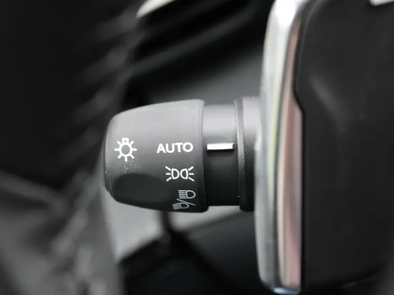 Peugeot 208 Hybrid 100PK e-DCS6 Allure Automaat Navigatie, Parkeerhulp voor & achter, Camera achter, Climate Control afbeelding 27