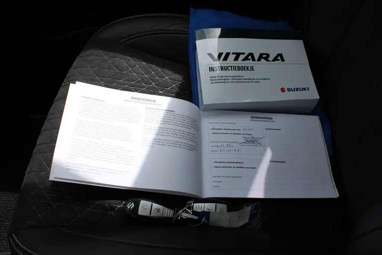 Suzuki Vitara 1.5 Hybrid Style, Automaat, 1e Eig. met All-Seasonbanden, Panoramadak, Navigatie, Parkeersensoren en Dealer onderhouden! afbeelding 28