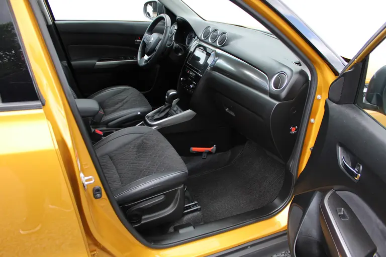 Suzuki Vitara 1.5 Hybrid Style, Automaat, 1e Eig. met All-Seasonbanden, Panoramadak, Navigatie, Parkeersensoren en Dealer onderhouden! afbeelding 13