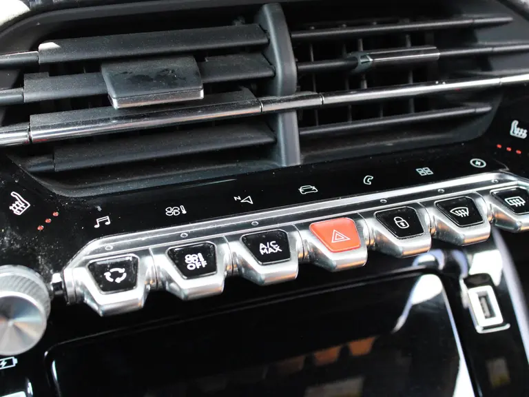 Peugeot e-2008 EV GT Pack 50 kWh 136PK Automaat Alcantara bekleding, Stoelverwarming, Focal Hifi, Achteruitrijcamera afbeelding 19