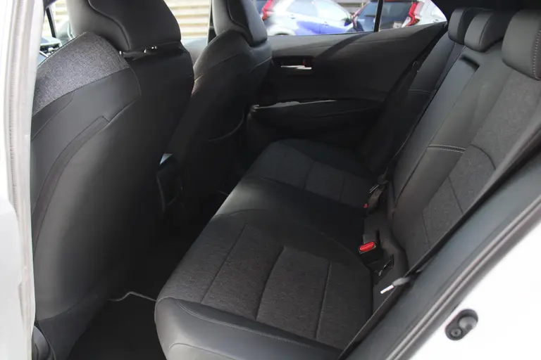 Toyota Corolla 1.8 Hybrid First Edition Automaat Achteruitrijcamera, Parkeersensoren Voor/Achter, Stoelverwarming, Cruise Control Adaptief, Climate Control afbeelding 18