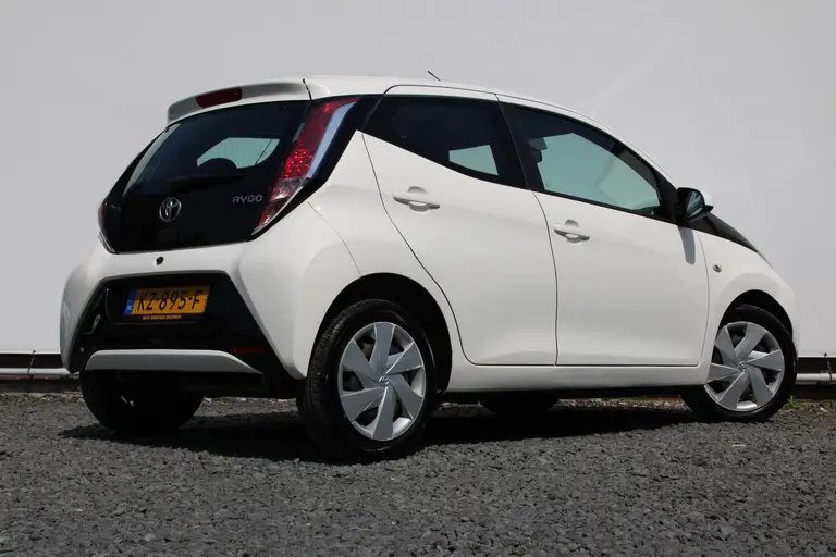 Toyota Aygo 1.0 VVT-i x-play Achteruitrijcamera, Airco, Bluetooth, Elektrische Ramen afbeelding 8