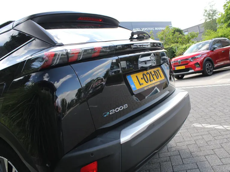 Peugeot e-2008 EV GT Pack 50 kWh 136PK Automaat Alcantara bekleding, Stoelverwarming, Focal Hifi, Achteruitrijcamera afbeelding 8