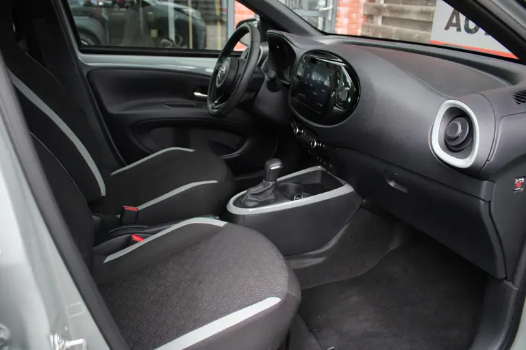 Toyota Aygo X 1.0 VVT-i S-CVT Pulse Automaat Achteruitrijcamera, Parkeersensoren Voor en Achter, Cruise Control Adaptief, Stoelverwarming afbeelding 20