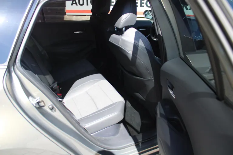 Toyota Corolla Touring Sports 1.8 Hybrid Dynamic Automaat, Trekhaak, All-Seasonbanden en 1e Eigenaar! afbeelding 15