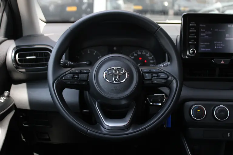 Toyota Yaris 1.0 VVT-i Active Achteruitrijcamera, Bluetooth, Cruise Control Adaptief, Airco afbeelding 24