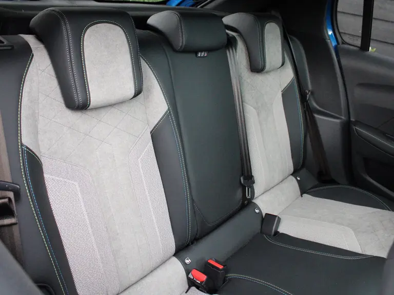 Peugeot e-208 GT Pack 50 kWh 136PK Navigatie, Alcantara Leder, Achteruitrijcamera, Keyless, Panoramadak, Parkeersensoren Voor & Achter afbeelding 16