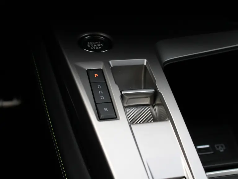 Peugeot e-308 SW GT 54 kWh 156PK Navigatie, Achteruitrijcamera, Stoel en Stuurverwarming, Parkeersensoren Voor & Achter afbeelding 33