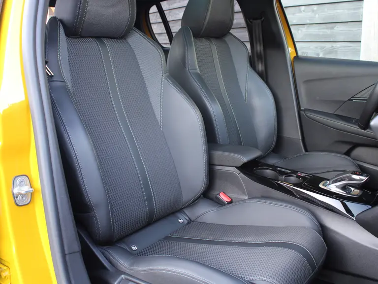 Peugeot 208 1.2 PureTech 100PK GT-Line EAT8 Automaat Navigatie, Panoramadak, Camera achter, Parkeerhulp voor & achter, Climate Control afbeelding 19
