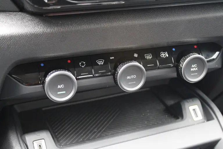 Citroën C4 1.2 Puretech Plus 131pk, Automaat, Navigatie, Keyless Entry/Start, Luxe bekleding, Achteruitrijcamera afbeelding 27