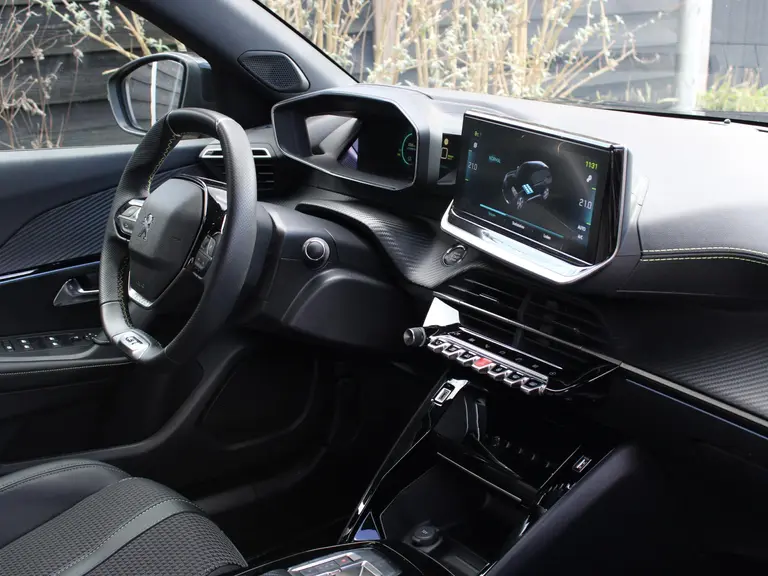 Peugeot e-2008 GT 50 kWh 136PK inclusief batterijtest Navigatie, Lichtmetalen velgen 18 inch, Keyless Entry, Dodehoek detectie afbeelding 17