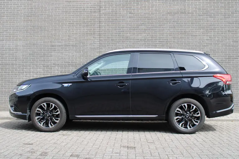 Mitsubishi Outlander 2.0 PHEV instyle+ Cruise/Climate control, Trekhaak, Sch.kanteldak,  Navigatie, Camera, Parkeersensoren Hybride batterij capaciteit: 34,2 Ah. Trekgewicht 1.500 kg. afbeelding 2