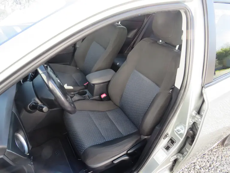 Toyota Auris 1.6 Now, 2e Eig. Parkeersensoren en Navigatie, Cruise en Climate Control afbeelding 10