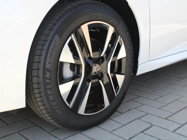 Peugeot 208 1.2 PureTech 100 Allure Navigatie, Stoelverwarming, Camera achter, Parkeerhulp voor & Achter, Lichtmetalen velgen afbeelding 4