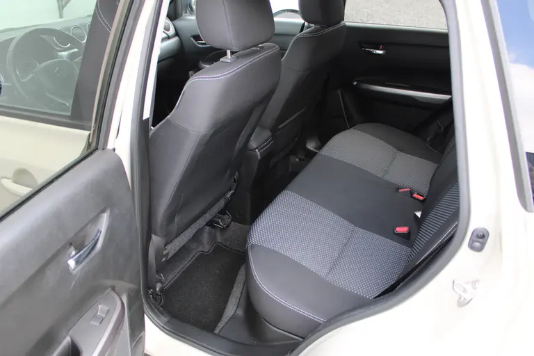 Suzuki Vitara 1.0 Boosterjet Select, Automaat, Trekhaak, All-Seasons, Parkeersensoren en Navigatie afbeelding 9