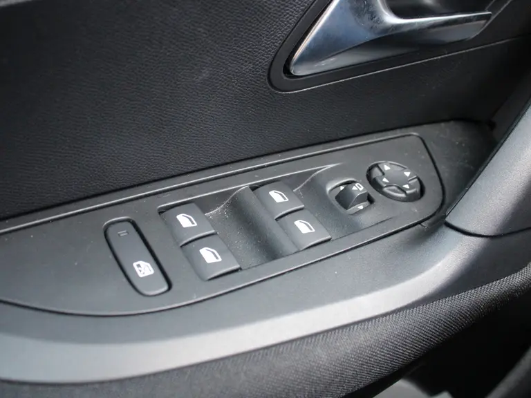 Peugeot e-2008 Active 54 kWh 156pk Navigatie, Achteruitrijcamera, Apple Carplay, Android Auto, Climate Control, Cruise Control afbeelding 14