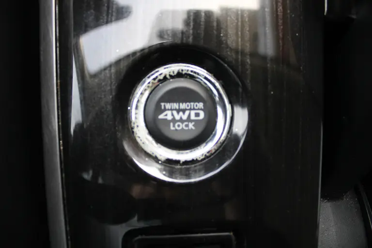 Mitsubishi Outlander 2.0 PHEV instyle+ Cruise/Climate control, Trekhaak, Sch.kanteldak,  Navigatie, Camera, Parkeersensoren Hybride batterij capaciteit: 34,2 Ah. Trekgewicht 1.500 kg. afbeelding 25