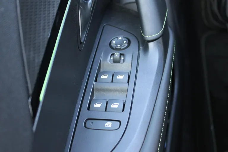 Peugeot 2008 1.2 PureTech GT 130PK Achteruitrijcamera, Navigatie, Cruise Control, Parkeersensoren afbeelding 36