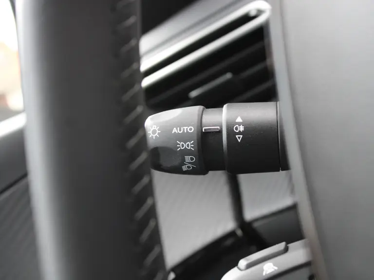 Peugeot e-208 Allure 51 kWh 156PK Navigatie, Rondomzichtcamera, Parkeersensoren, Apple Carplay, Android Auto afbeelding 20