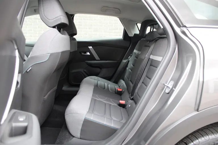 Citroën C4 1.2 Puretech Plus 131pk, Automaat, Navigatie, Keyless Entry/Start, Luxe bekleding, Achteruitrijcamera afbeelding 10