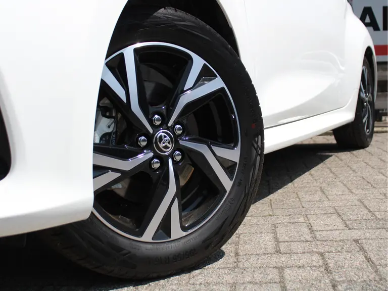 Toyota Yaris 1.5 Hybrid 115 Teamplayer Achteruitrijcamera, Parkeersensoren voor en achter, Airco Automatisch, Cruise Control Adaptief afbeelding 3