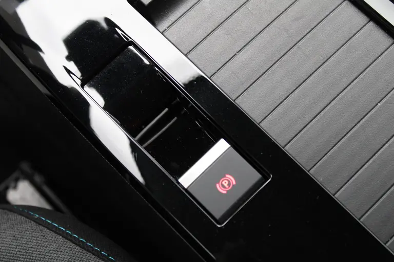 Citroën C4 1.2 Puretech Plus 131pk, Automaat, Navigatie, Keyless Entry/Start, Luxe bekleding, Achteruitrijcamera afbeelding 30