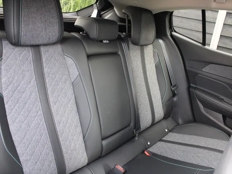 Peugeot 408 Allure 1.6 HYbrid 180PK EAT8 Automaat Navigatie, Rondomzichtcamera, Keyless, Parkeersensoren Voor & Achter, Draadloze Telefoonlader afbeelding 14