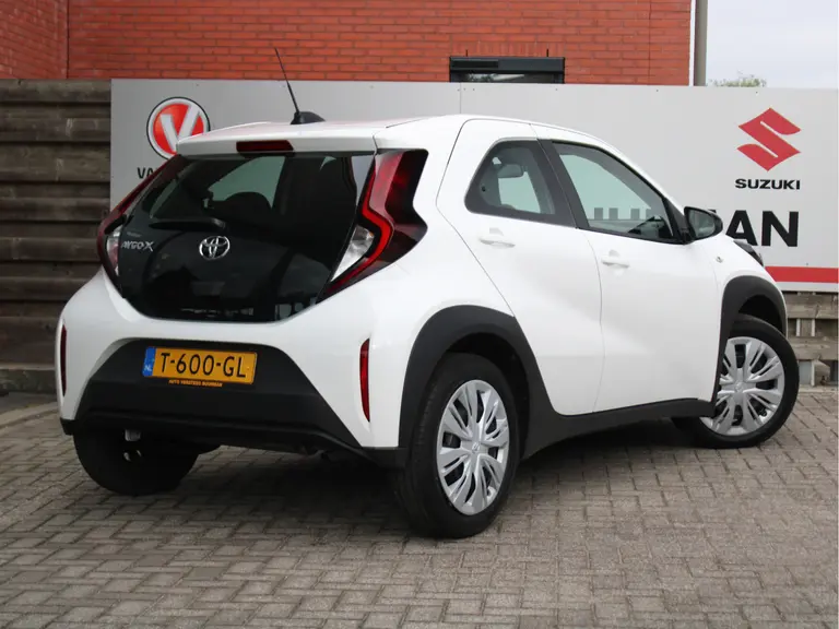 Toyota Aygo X 1.0 VVT-i S-CVT Play Achteruitrijcamera, DAB+ Radio, Airco, Bluetooth, Cruise Control Adaptief afbeelding 2