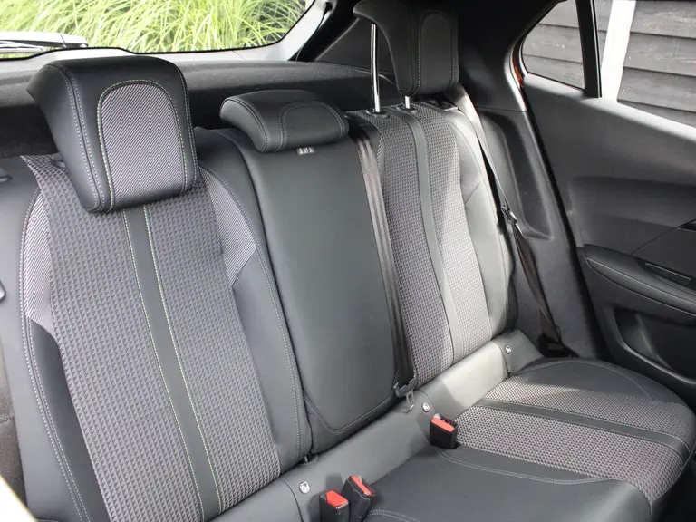 Peugeot 2008 GT-Line 1.2 PureTech 130PK Trekhaak, Navigatie, Achteruitrijcamera, Keyless Start, Parkeersensoren afbeelding 14