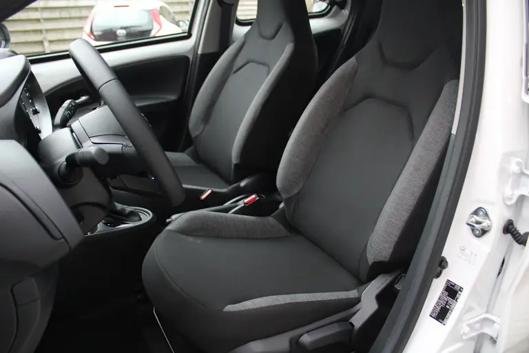 Toyota Aygo X 1.0 VVT-i S-CVT Play Achteruitrijcamera, DAB+ Radio, Airco, Bluetooth, Cruise Control Adaptief afbeelding 6