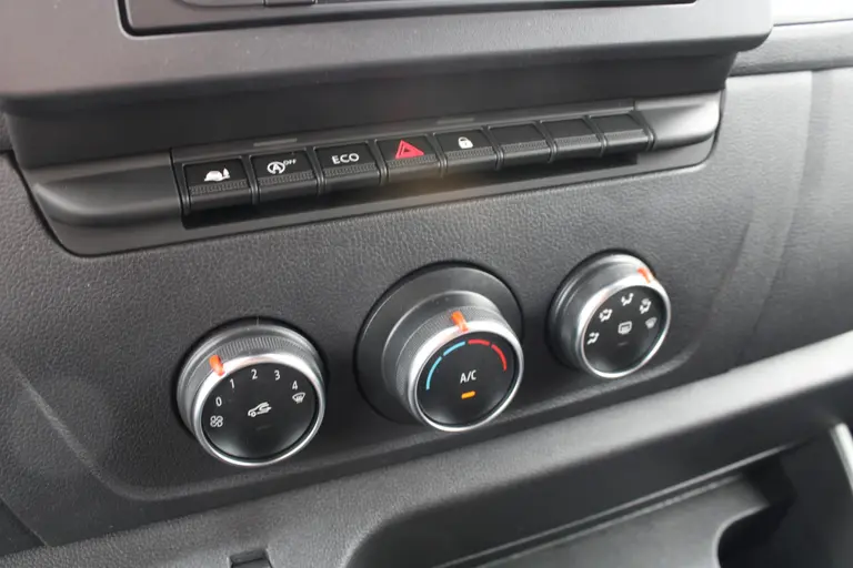 Renault Master Bakwagen + Laadklep T35 2.3 dCi 145PK Achteruitrijcamera, Airconditioning, Audio/BlueTooth, Cruise control, DHollandia Bakopbouw met laadklep, Energy Red By Renault afbeelding 25