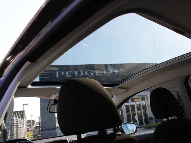 Peugeot 208 1.2 PureTech Tech 110PK Edition 5-drs Parkeerhulp voor en achter met camera, Navigatie, Apple Carplay/AndroidAuto, Panoramadak afbeelding 17