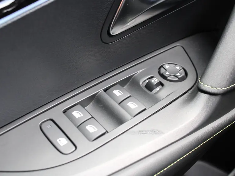Peugeot e-2008 GT 50 kWh 136PK inclusief batterijtest Navigatie, Lichtmetalen velgen 18 inch, Keyless Entry, Dodehoek detectie afbeelding 18