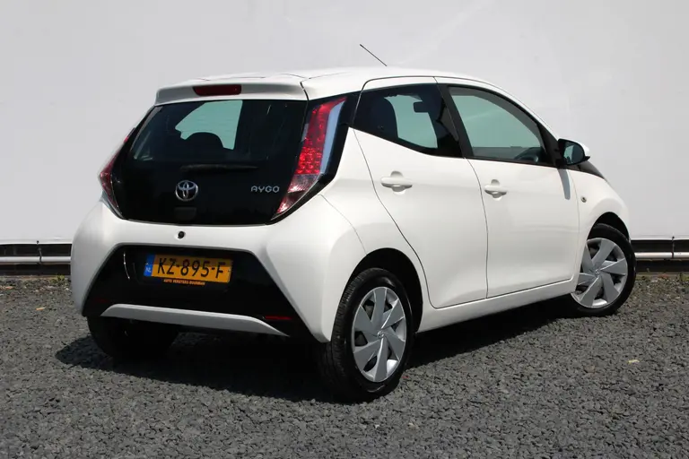 Toyota Aygo 1.0 VVT-i x-play Achteruitrijcamera, Airco, Bluetooth, Elektrische Ramen afbeelding 2