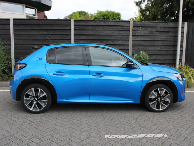 Peugeot e-208 GT Pack 50 kWh 136PK Navigatie, Alcantara Leder, Achteruitrijcamera, Keyless, Panoramadak, Parkeersensoren Voor & Achter afbeelding 9