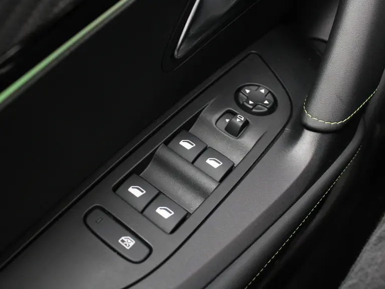 Peugeot 2008 GT 1.2 PureTech 130PK EAT8 Alcantara, Stoelverwarming, Camera, Navigatie, Cruise controle adaptief afbeelding 16