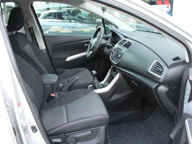 Suzuki S-Cross 1.6 Exclusive Trekhaak, Cruise control, Climate control, Allseasonbanden, Stoelverwarming afbeelding 8